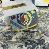 範思哲Versace  新款印花希臘神話中 杜美莎頭像logo以璀璨奪目版本展現