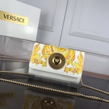 範思哲Versace  新款印花希臘神話中 杜美莎頭像logo以璀璨奪目版本展現