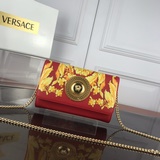 範思哲Versace  新款印花希臘神話中 杜美莎頭像logo以璀璨奪目版本展現