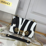 Versace/範思哲2023新秋冬單間女包，采用皮革制成，大膽印花設計，搭配希