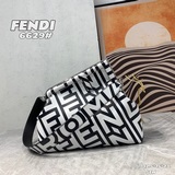 配盒子Fendi First Midi手袋，膠囊系列雙色印花夾子包，飾以黑色與白