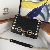 Versace/範思哲2023新秋冬單間女包，采用皮革制成，帶釘設計，搭配希臘鑰