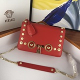 Versace/範思哲2023新秋冬單間女包，采用皮革制成，帶釘設計，搭配希臘鑰