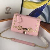 Versace/範思哲2023新秋冬單間女包，采用皮革制成，帶釘設計，搭配希臘鑰