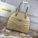 這款經典保齡球包洋溢着十足的 Versace 氣息。緻敬 Gianni 他對品牌
