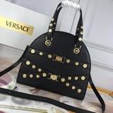 這款經典保齡球包洋溢着十足的 Versace 氣息。緻敬 Gianni 他對品牌