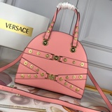 這款經典保齡球包洋溢着十足的 Versace 氣息。緻敬 Gianni 他對品牌