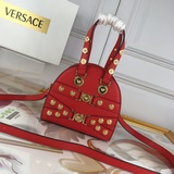 這款經典保齡球包洋溢着十足的 Versace 氣息。緻敬 Gianni 他對品牌