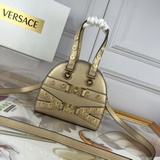 這款經典保齡球包洋溢着十足的 Versace 氣息。緻敬 Gianni 他對品牌