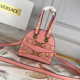 這款經典保齡球包洋溢着十足的 Versace 氣息。緻敬 Gianni 他對品牌