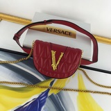 此款Virtus手袋首次亮相于時裝秀，名稱取自羅馬神祗，代表力量、勇氣和性格。腰