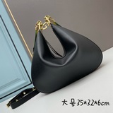 大號 Gucci Attache系列餃子包手袋以柔軟結構和G型搭扣，呈現多樣精緻