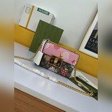結構化的小號 GG 鑰匙鎖封口滑動鍊條包可有多種佩戴方法可肩背也可手提低環境影響