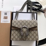 Gucci經典之作421970酒神包頗具結構感的迷你包高級人造革花朵圖案中配以織