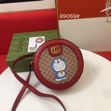 配禮盒 多啦A夢 GG 圓餅包 聯名款最具代表性的傳奇角色，以憨憨姿态出現