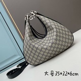 大號 Gucci Attache系列餃子包手袋以柔軟結構和G型搭扣，呈現多樣精緻