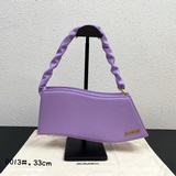 配盒子 Jacquemus* 新LeVague波浪紋腋下包獨特的波浪包身設計 