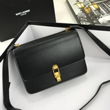 carre satchel正面翻蓋包，飾以攜刻yves saint laure
