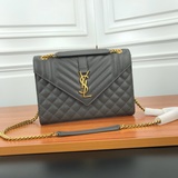 saint laurent 标志正面翻蓋包，配有金屬聯結 ysl 标志、真皮鍊條