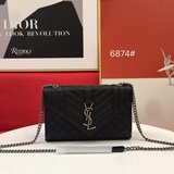 ysl 新款 真皮球紋小信封包 它以绗縫紋理皮精心制成，配有抛光金色五金件，包括