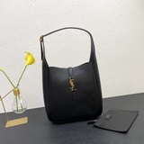 ysl  今年非常火爆腋下包   簡約風格設計頭層牛皮材質 質感很ok 背起來非