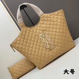 大號   随着“小廢包”風潮的崛起，各大品牌包包 尺寸越做越小，時尚潮人們背着它