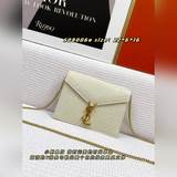 ysl 最新款 小鳄魚紋 信封元素的時尚單品，簡潔的v線條勾勒出整個包的線條更顯