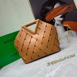 【配送内袋】 爆款 bottega veneta21最新編織镂空三角包， 保留了