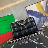 【原版皮高品質】ottega veneta 又出一款新款枕頭鍊條包～！ chai