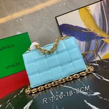 【原版皮高品質】ottega veneta 又出一款新款枕頭鍊條包～！ chai