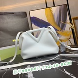 【原版皮高品質】bv 新款三角形手提包 the triangle   又是一個爆