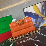 【原版皮高品質】ottega veneta 又出一款新款枕頭鍊條包～！ chai