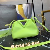 【原版皮高品質】bv 新款三角形手提包 the triangle   又是一個爆