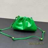 新款。全新升級版雲朵包火熱上市采用不同以往且煥然一新的面貌出現在公衆視野。漆皮的