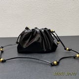 新款。全新升級版雲朵包火熱上市采用不同以往且煥然一新的面貌出現在公衆視野。漆皮的