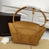 平紋小牛皮bottega veneta the arco的新設計師：dani