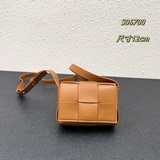 B家 新款方格Mini cassette Bag.   還沒出貨就被吹爆的小可愛