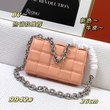2023秋冬最新單品 added cassette 鍊條枕頭包 陽光橙這季在原來