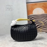 bv家秋季新款月半鲨魚包！小牛皮搭配鲨魚角五金高貴冷豔！編織做法延續了bv家的一