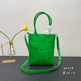 casset mini tote 編織 長方的包型搭配經典編織元素 整體複古又有