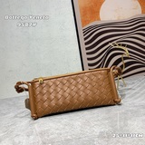 【原版皮高品質】 bottega veneta#最新設計編織三角腋下包還保留了b