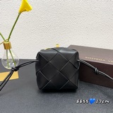 cassette 斜跨包 搭配經典編織元素 整體複古又有味道 一共出了很多個顔色