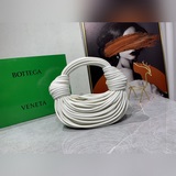 bv家22新款打結包，突兀的設計理念獨處一格 羊皮材質打造。造型天馬行空，打破傳