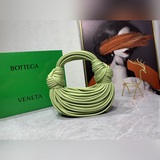 bv家22新款打結包，突兀的設計理念獨處一格 羊皮材質打造。造型天馬行空，打破傳