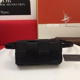 方格腰包     大火的cassette出新款啦 小牛皮材質非常輕盈一如既往