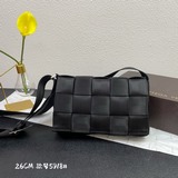 webbing 包型搭配經典編織元素 整體複古又有味道 一共出了很多個顔色 每個