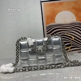 cassette枕頭包 ～bv自從換了新設計師，就成了時髦星人挂在嘴邊的話題喇-