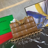 【原版皮高品質】ottega veneta 又出一款新款枕頭鍊條包～！ chai