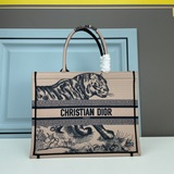 【Di0r Book Tote】多數人消費奢侈品牌首先想到的是買實用型的經典款