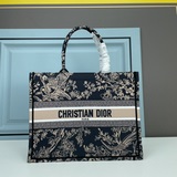 【Di0r Book Tote】多數人消費奢侈品牌首先想到的是買實用型的經典款
